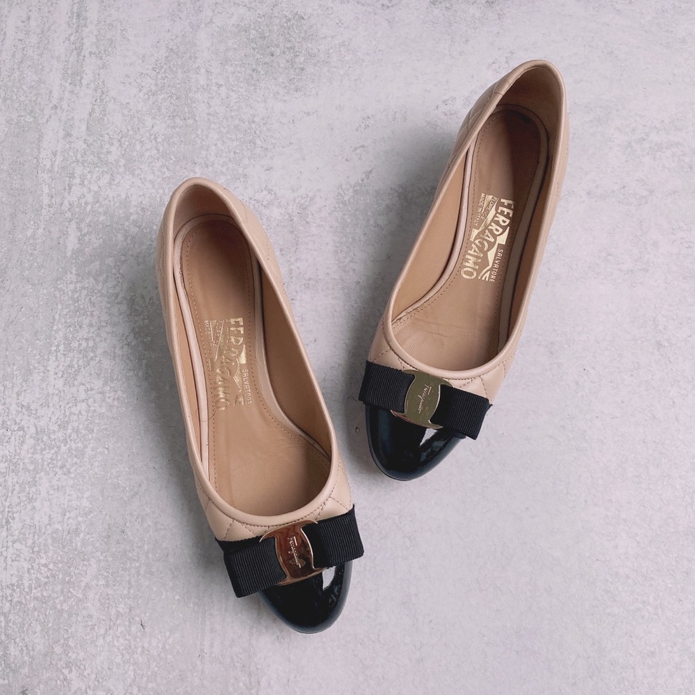 Salvatore Ferregamo 6.5C Vara Bow Nude Blush & Black Quilted Leather Pumps